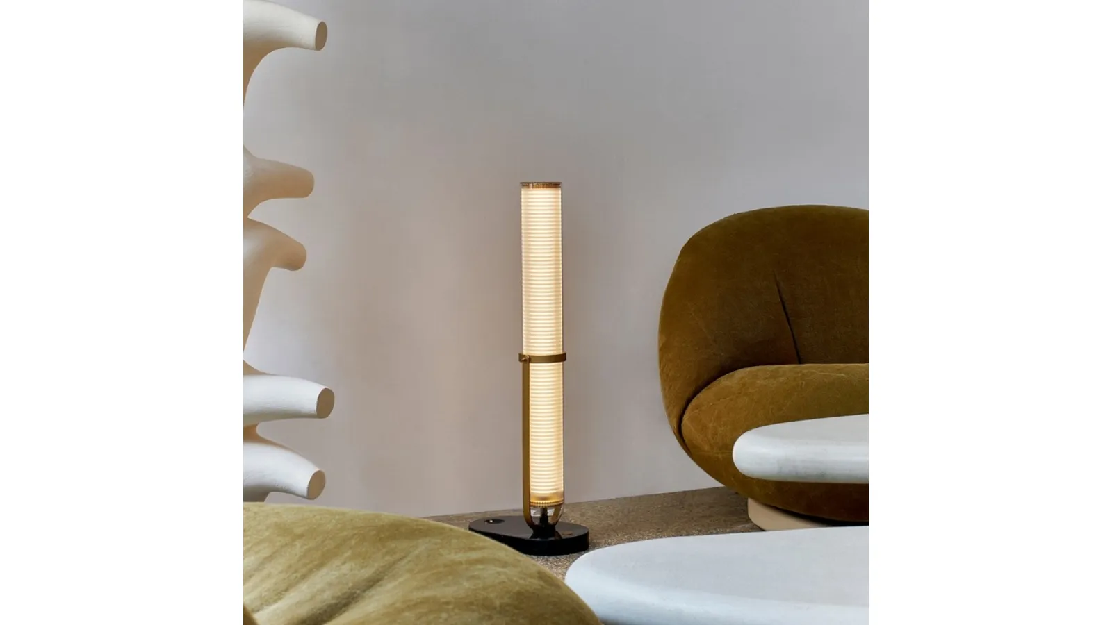 Lampada da tavolo in vetro e alluminio con base in marmo  La Lampe Frechin di Dcw