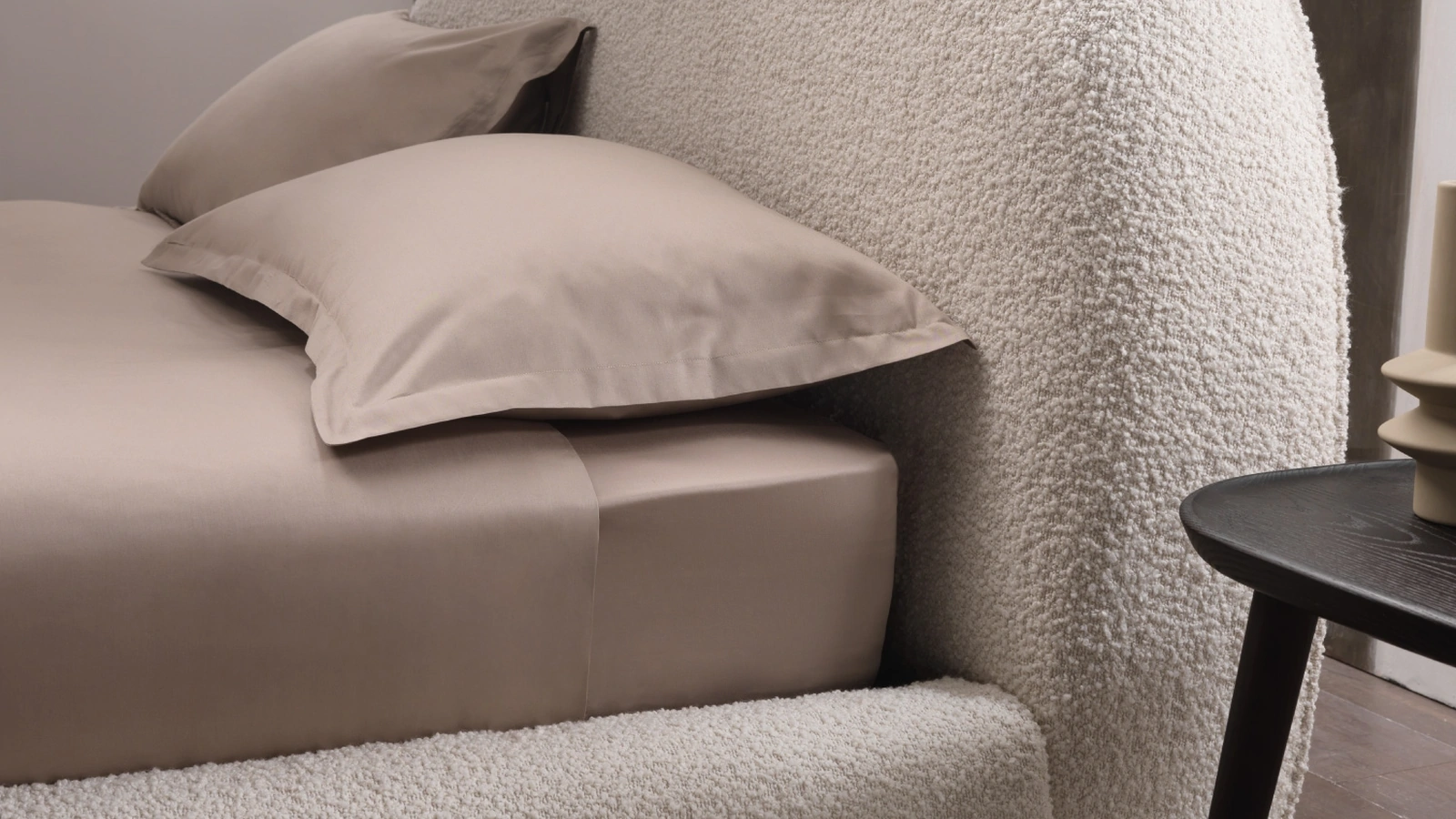 Letto con in tessuto con testiera Designer Curvy di Altrenotti