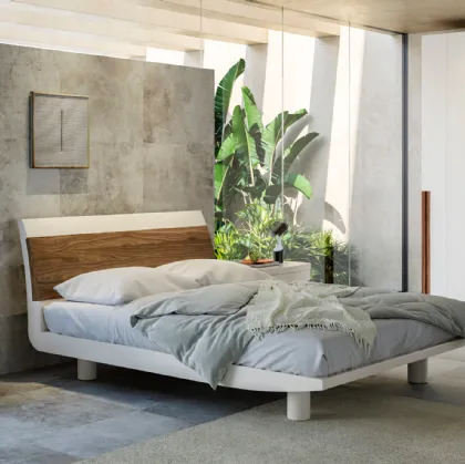 Letto in legno laccato bianco e testiera con inserto in frassino naturale Lekurve di Fazzini