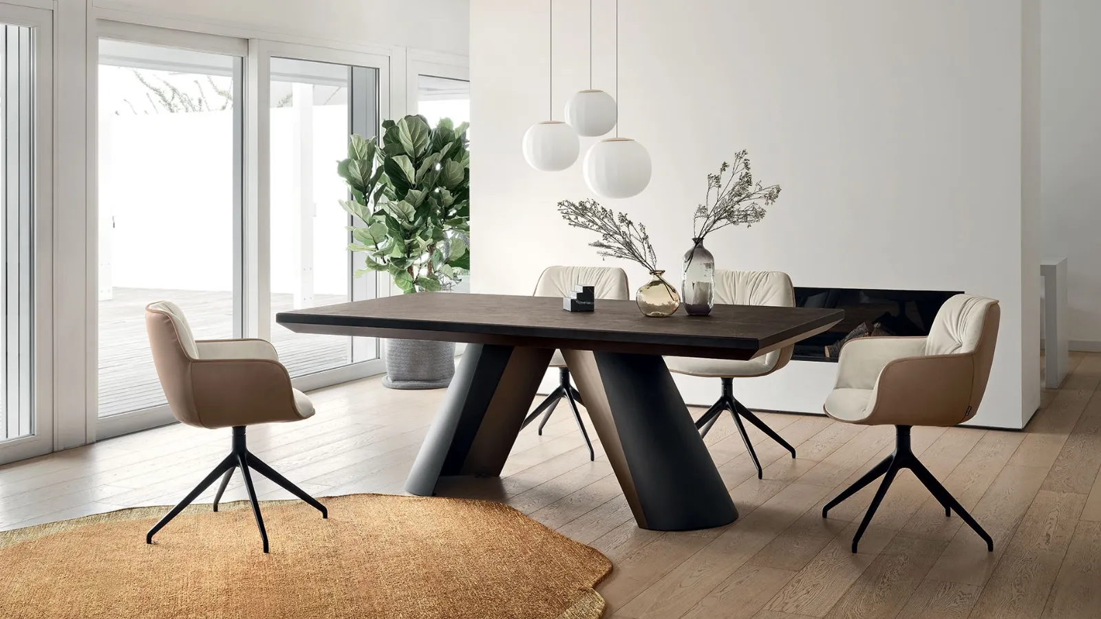 Sedia Cocoon in tessuto e pelle con base girevole di Calligaris