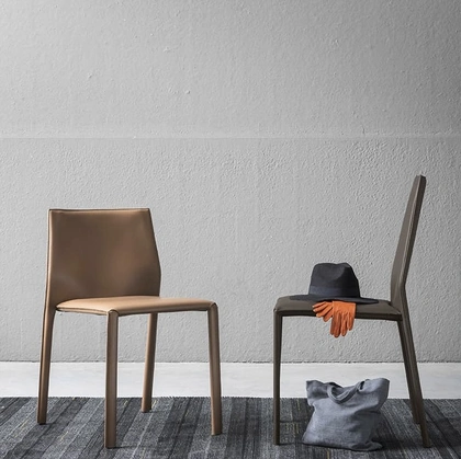 Sedia Corium in cuoio di  Alf Da Frè