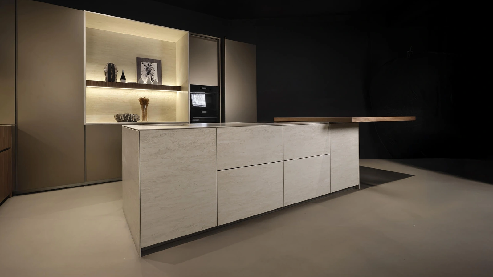 Cucina Design con isola Arena + Giza + Altea in laccato e ceramica di Maistri
