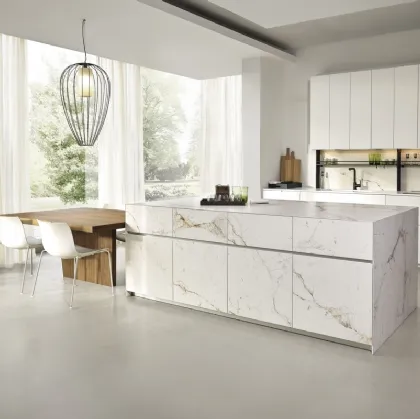 Cucina Design Giza in laccato con isola in ceramica di Maistri