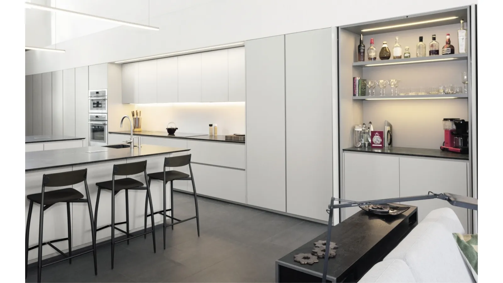 Cucina Design con isola Viva in laccato di Maistri