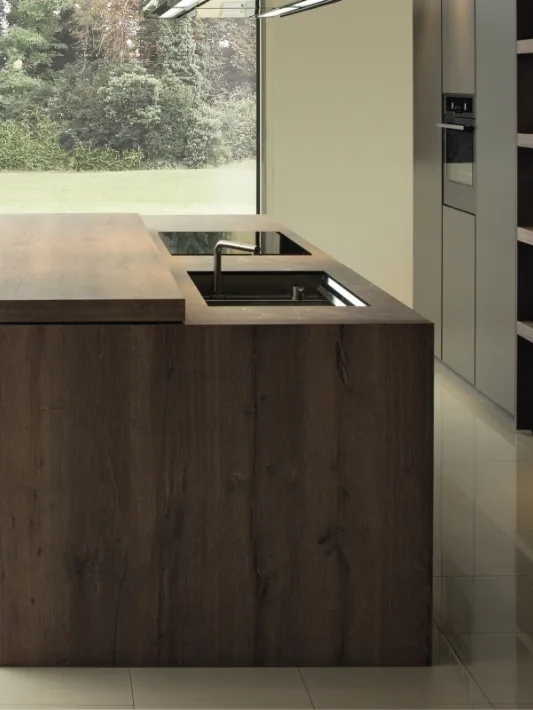Cucina Design con isola Arka 05 in legno e laccato di Maistri