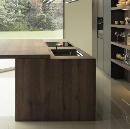 Cucina Design 36e8 Fenix 1098 con pensili in vetro laccato lucido e penisola in legno con base in vetro temperato trasparente di Lago