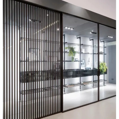 Porta per interni Zeus Tokyo con profilo in alluminio finitura Rovere e vetro di Doal